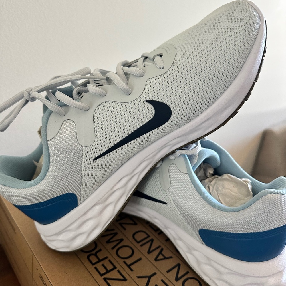 Nike Revolution 6NN Men’s size 10.5 4E Extra Wide Running Shoes white/blue- NEW